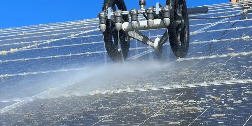 Automatisierte Reinigung von Solarzellen mit einem Sprühsystem, das Wassertropfen auf verschmutzte Solarpanels sprüht, um die Effizienz der Energieproduktion zu erhöhen.