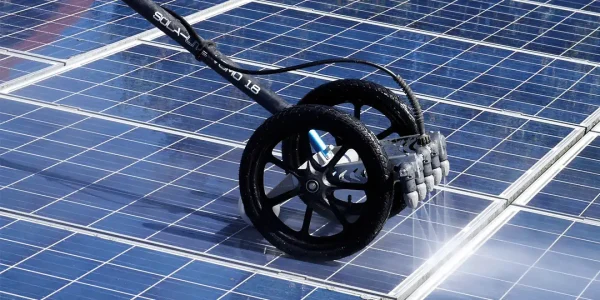 Reinigungsgerät auf Solarzellen, das effizient Schmutz und Ablagerungen entfernt.