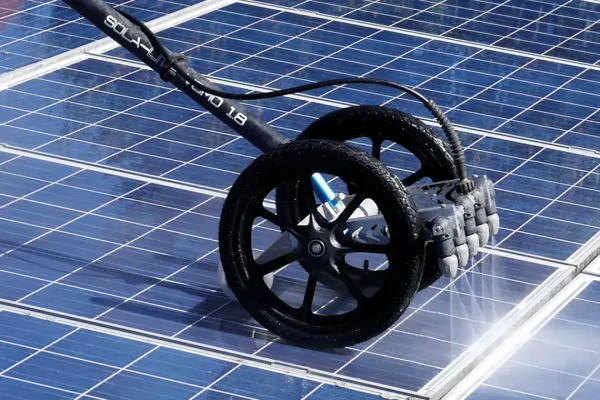Reinigungsgerät auf Solarzellen, das effizient Schmutz und Ablagerungen entfernt.